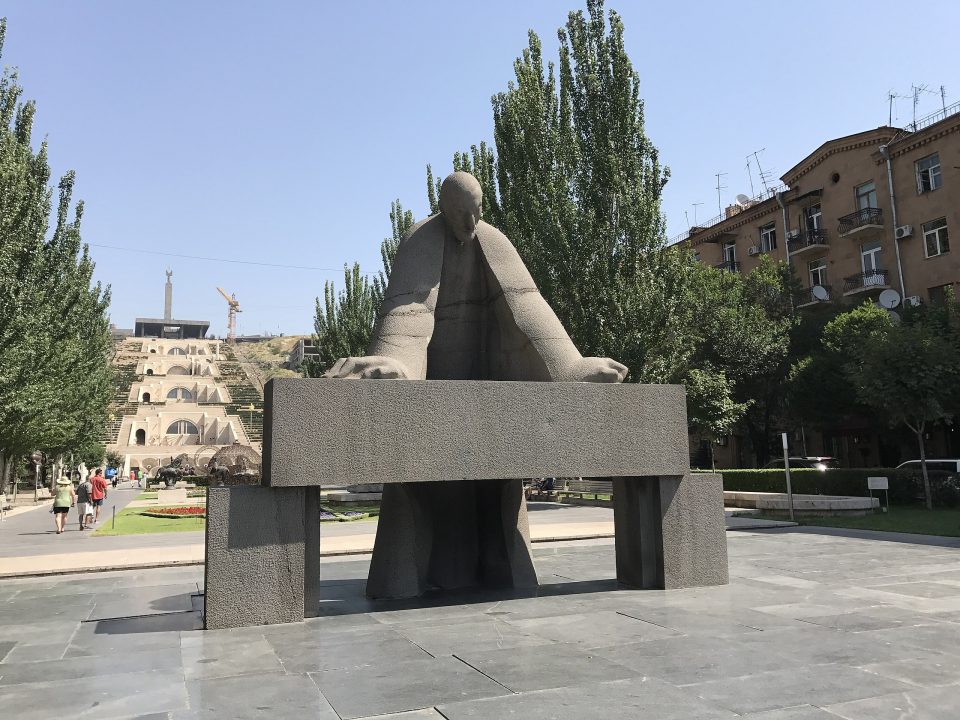 Ալեքսանդր Тамանյանի արձանը՝ Կասկադի ներքևի մասում, Հյուսիսային պողոտայի շարունակության վրա