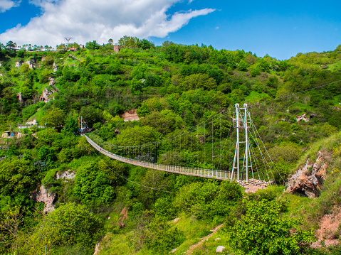 Խնձորեսկի կախովի կամուրջը՝ ձորի վրա, cave գյուղի տեսարանով