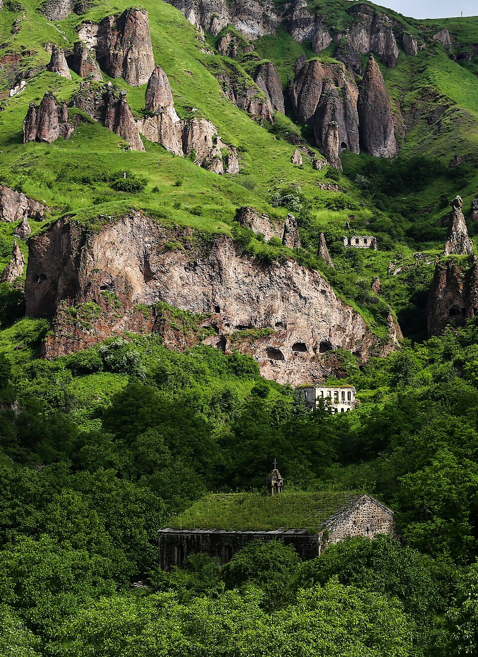 Խնձորեսկի հին քարանձավային տները՝ ժայռի մեջ փորված բնակարաններ