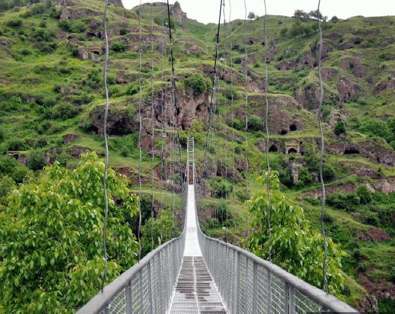 Խնձորեսկի ձորը՝ ժայռերով, քարանձավներով և կանաչ լանջերով