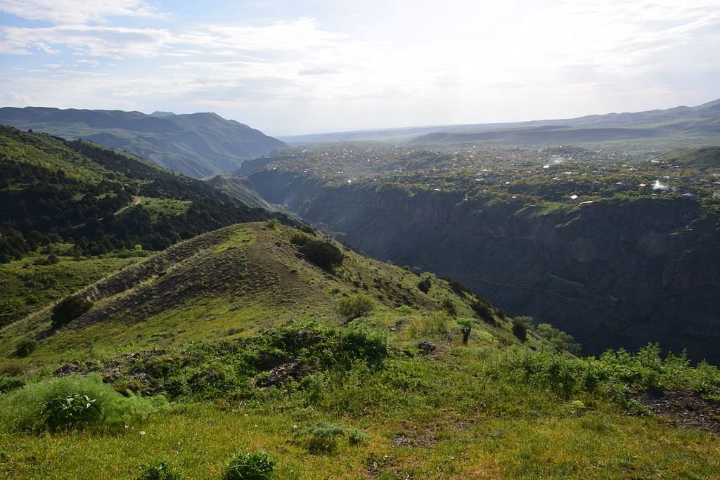 Խոսրովի արգելոցի կիրճը՝ քարքարոտ լանջերով և արահետով