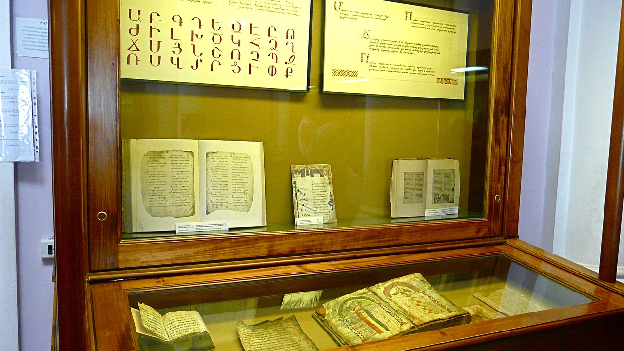 Հին հայկական ձեռագրեր և գրքեր՝ ցուցադրված ապակե վիտրիններում Մատենադարանում