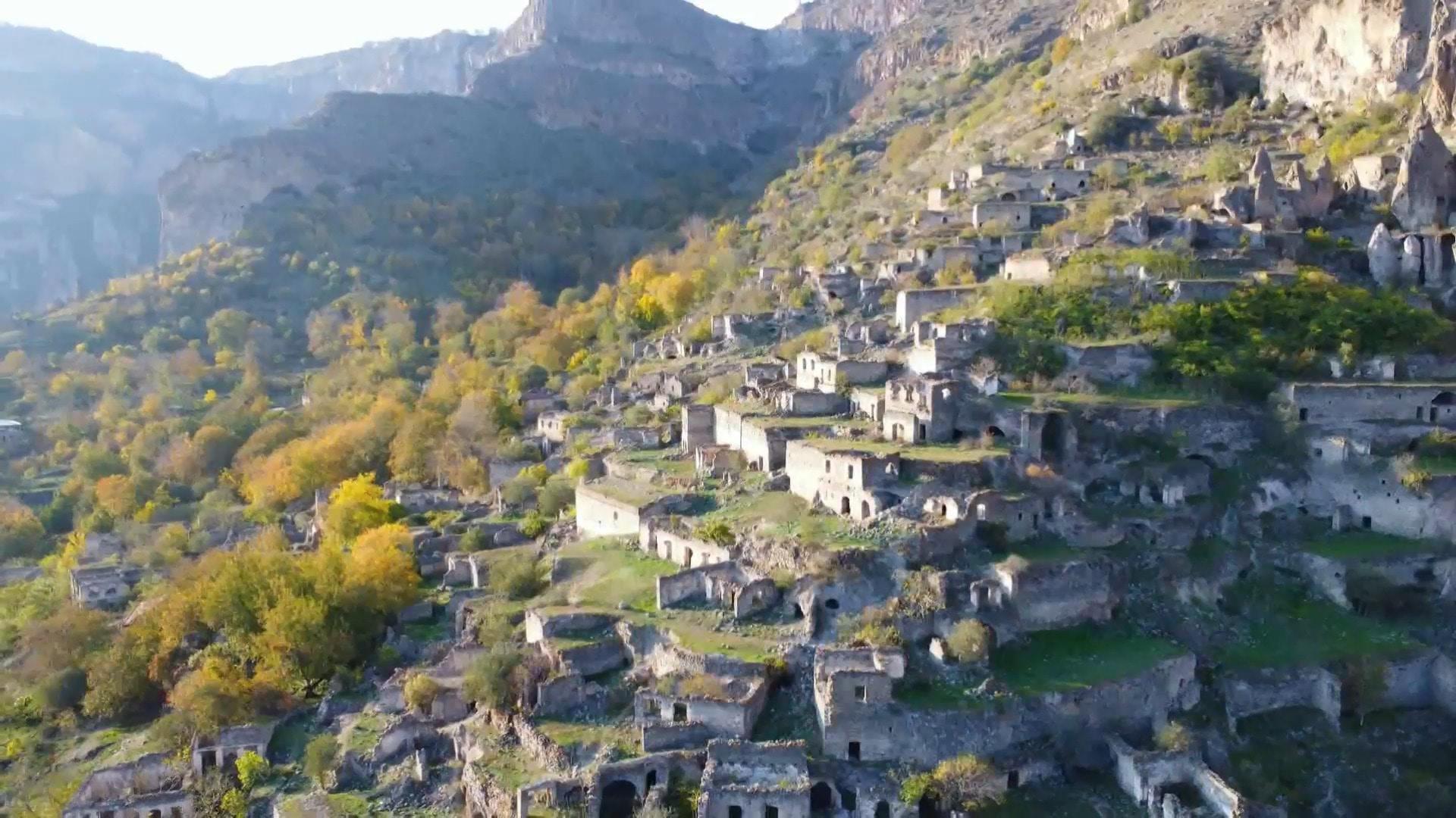 Հին Խոթի քարե տների մնացորդները, որոնք իրար վրա են կառուցված լանջի վրա