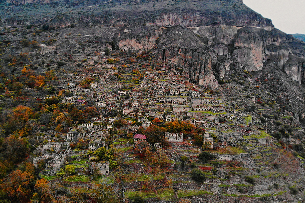 Հին Խոթի լքված քարե գյուղը՝ լանջի վրա, Վորոտան գետի կիրճում