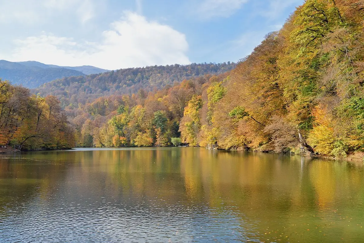 Զբոսնող կամ հեքեր Պարզ լիճի արահետի վրա Դիլիջան ազգային պարկում
