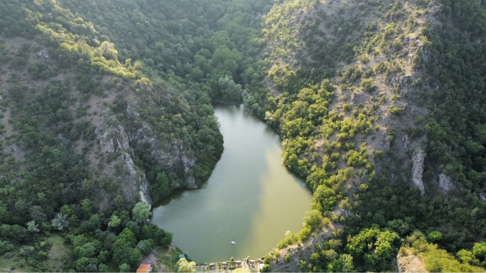 Պարզ լիճի հայելային մակերեսը՝ կանաչ անտառներով շրջապատված Դիլիջանում