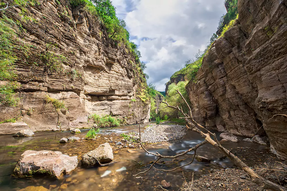 Վորոտան գետի խորը կիրճը՝ կանաչ լանջերով և ոլորապտույտ գետով