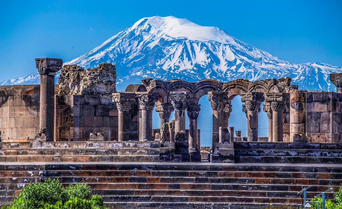 Զվարթնոց տաճարի ավերակները այսօր, բաց դաշտում և Արարատի ուղղությամբ