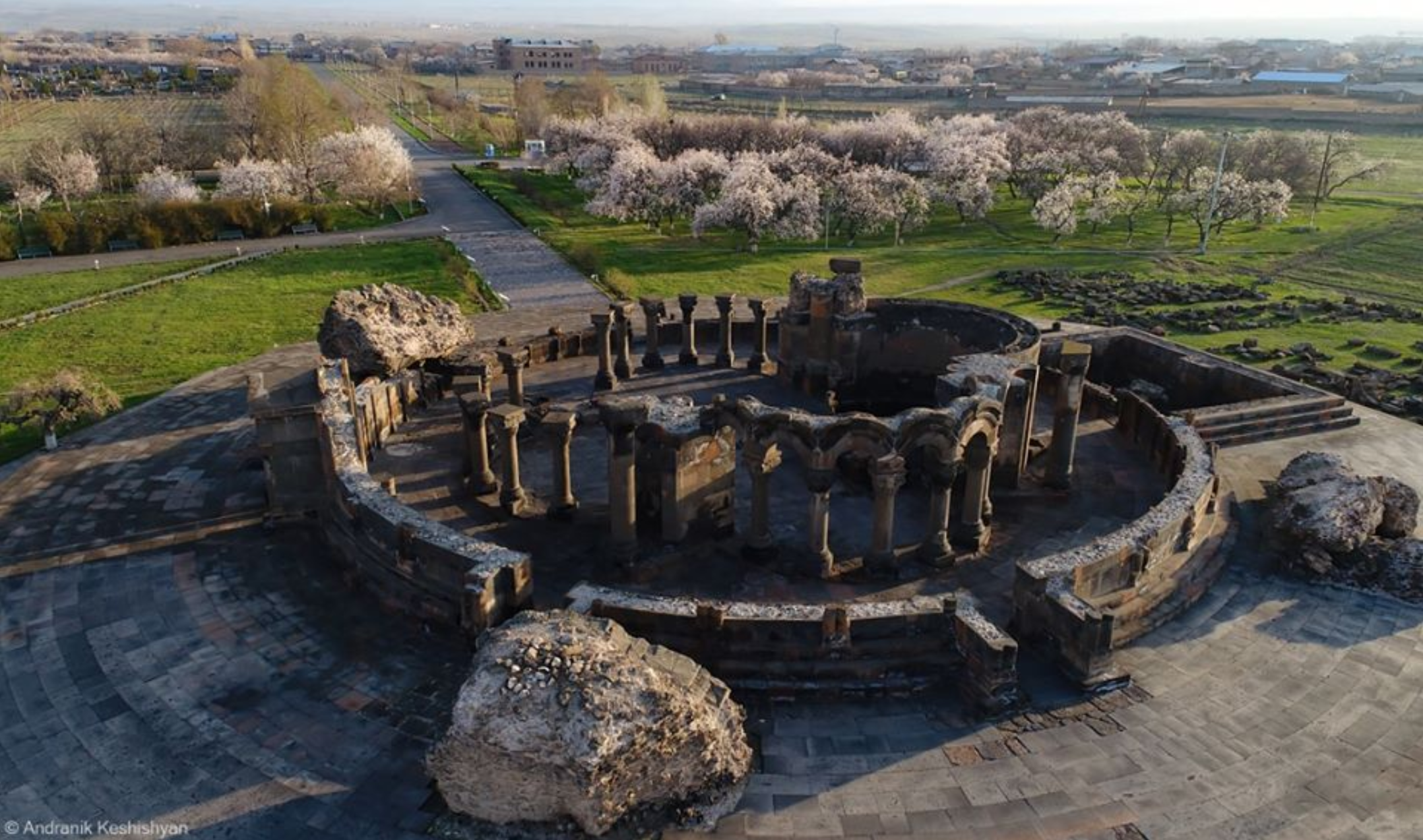 Զվարթնոց տաճարի հին լուսանկար՝ ավերակ սյուներով