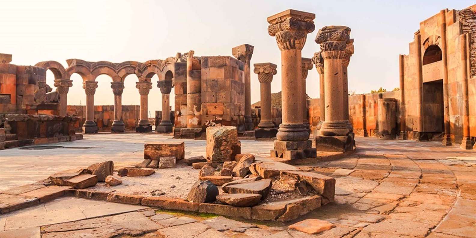 Զվարթնոց տաճարի սյուներն ու կամարները բաց երկնքի տակ